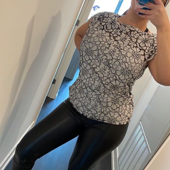 Sleeveless Black & White H&M Blouse Size Medium - Picture 3 of 4